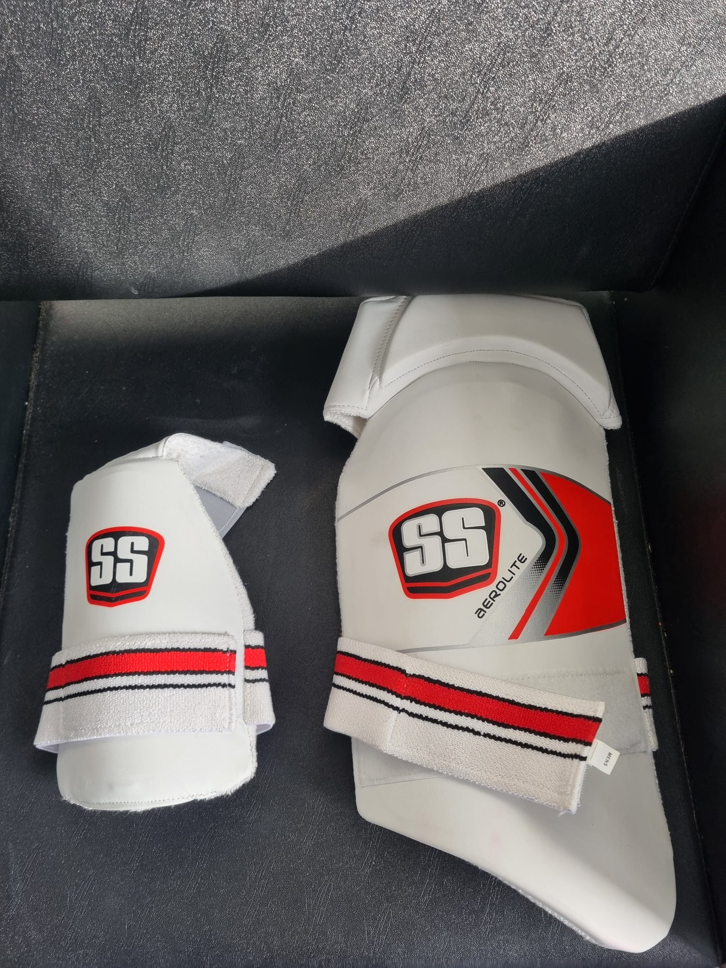 SS Aerolite Combo Thigh Pad ADULT SIZE FOR RIGHT HANDED